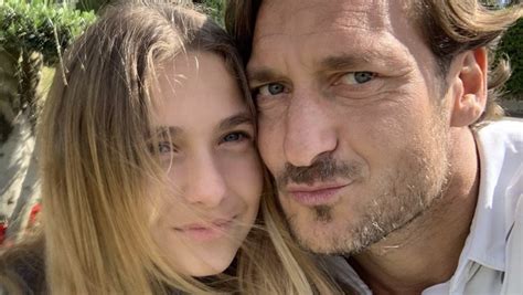 Le foto della figlia di Totti in costume, la direttrice di Gente 